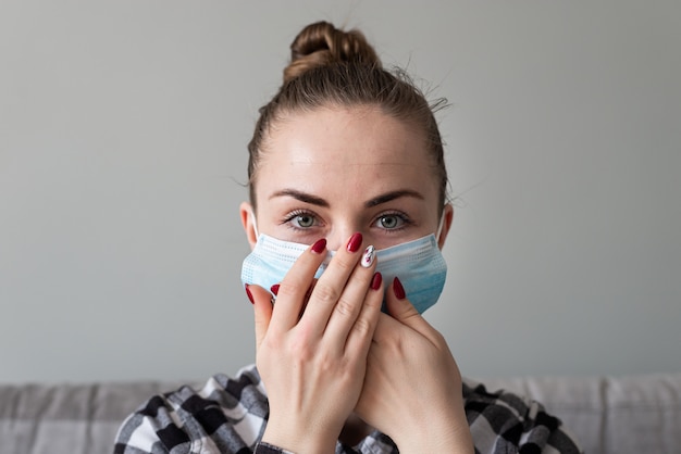 Meisje met medisch masker om haar te beschermen tegen virussen