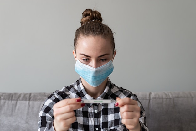 Meisje met medisch masker om haar te beschermen tegen virussen