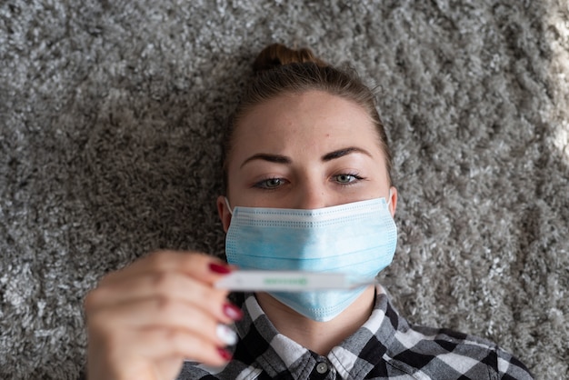 Foto meisje met medisch masker om haar te beschermen tegen virussen