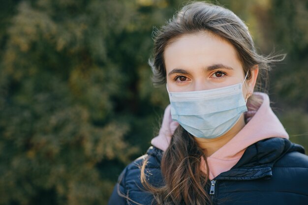 Meisje met medisch masker tijdens coronavirus COVID-19 epidemie.