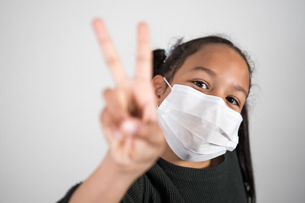 Meisje met medisch masker