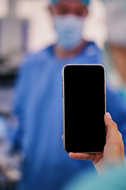 Meisje met mobiele telefoon in operatiekamer