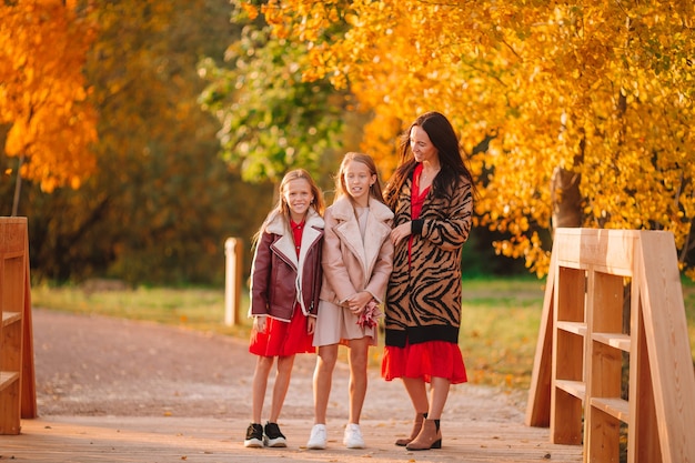 Meisje met moeder buiten in park op herfstdag