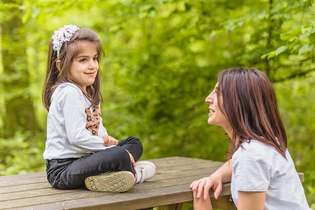 Foto meisje met moeder in het park.