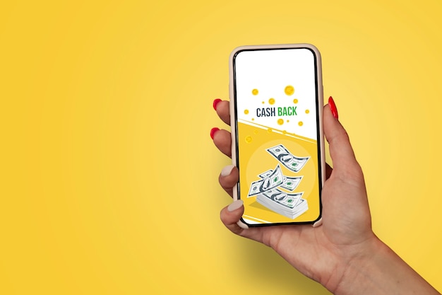 Meisje met mooie nagels houdt smartphone vast met banner Cash Back.