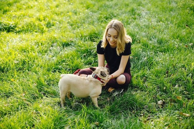 meisje met mopshond