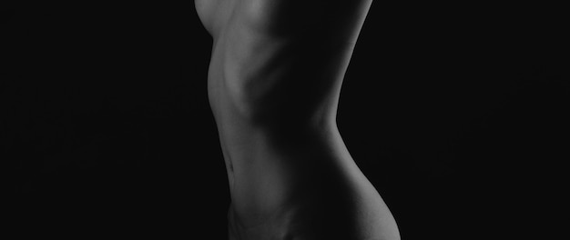 Meisje met naakt lichaam blote vrouw geïsoleerd op zwarte achtergrond kopiëren ruimte spa en massage verlangen mens