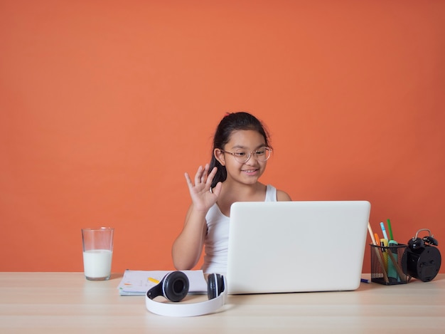 meisje met online studeren met laptop thuis