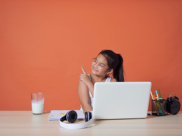 meisje met online studeren met laptop thuis