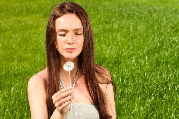 Meisje met paardebloem