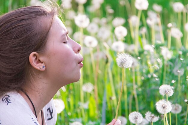 Foto meisje met paardebloemen