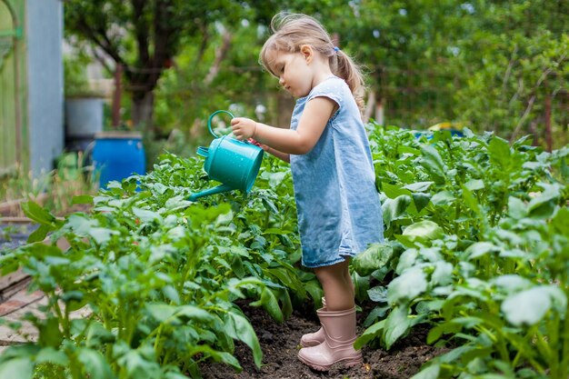 Foto meisje met planten in volle lengte