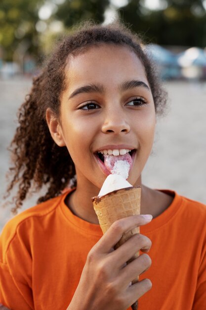 Meisje met plezier buiten in de zomer