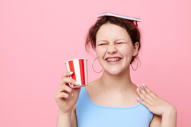 Meisje met rode blocnote wegwerp glas emoties roze achtergrond ongewijzigd