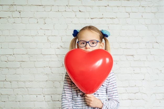 Meisje met rode hartvormige ballon, Valentijnsdag