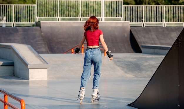 Meisje met rolschaatsen buiten