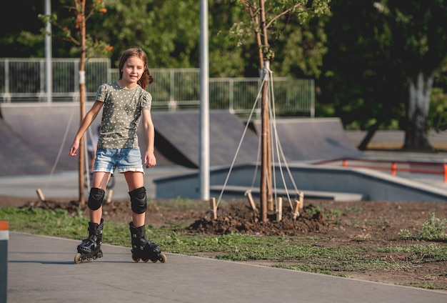 Meisje met rolschaatsen buiten