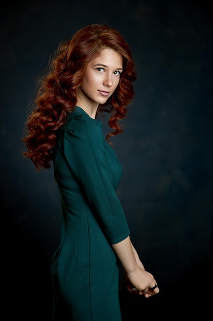 Meisje met rood haar studio schoonheid portret