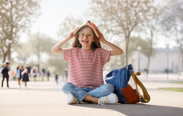 Meisje met rugzak gaat naar school