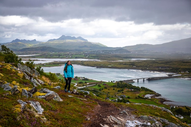 meisje met rugzak wandelen Offersykammen trail hoofd bewonderen van het panorama van de Lofoten eilanden, Noorwegen