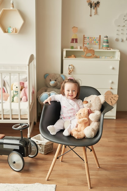 meisje met speelgoed in de kinderkamer