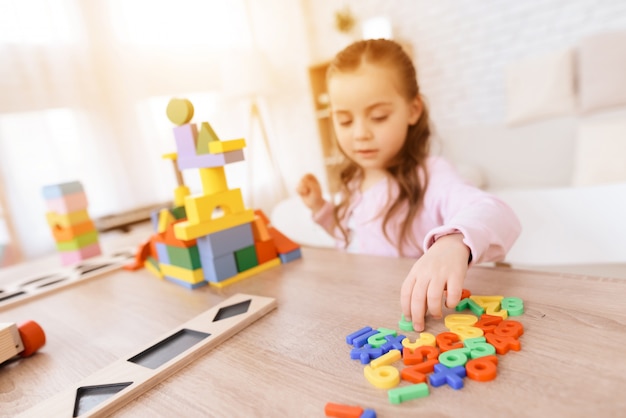 Meisje met speelgoednummers voor basisschool