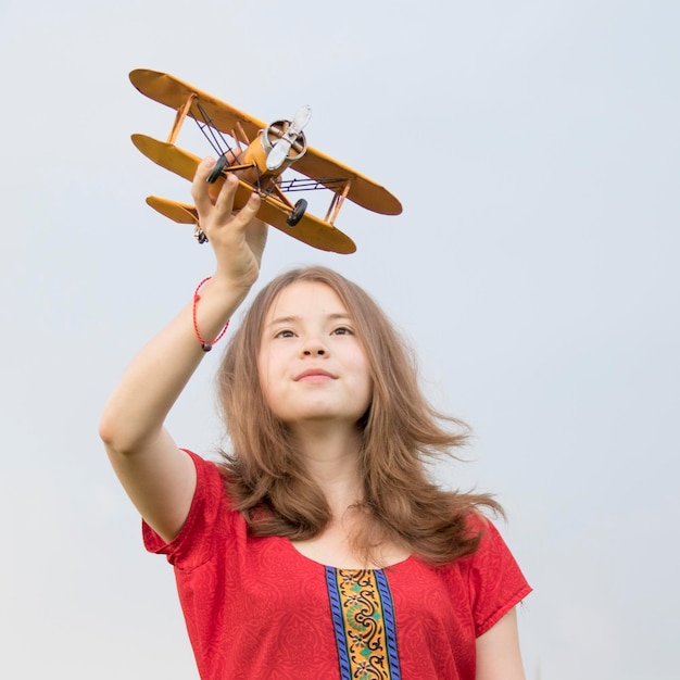 Meisje met speelgoedvliegtuig