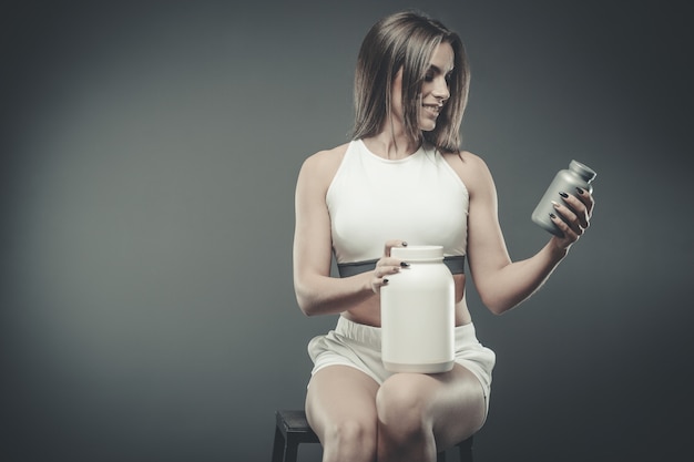 Meisje met supplement wei-eiwit shake poeder