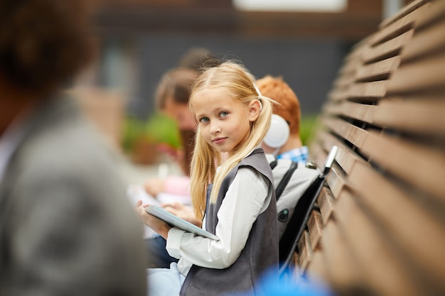 Meisje met tablet pc buitenshuis