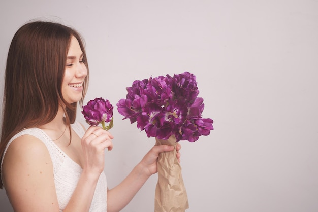 Meisje met tulpen op een witte achtergrond