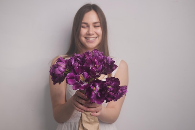 Meisje met tulpen op een witte achtergrond