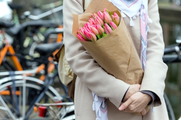 Meisje met tulpen