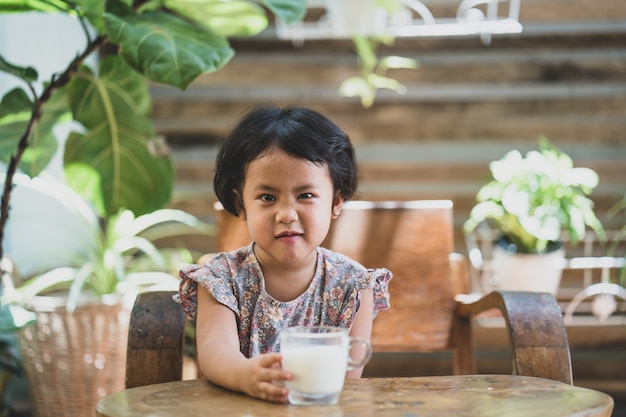 Meisje met uitdrukkingsgezicht Concept klein meisje drinkt niet graag melk