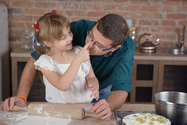 Meisje met vader kok in de keuken