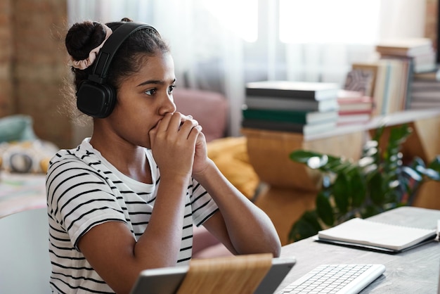 Meisje met videogesprek op computer