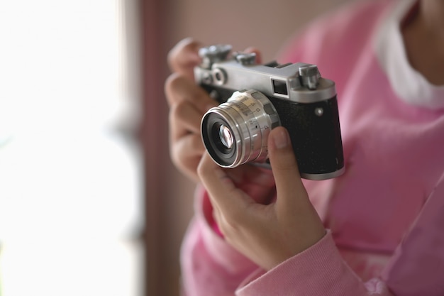 Meisje met vintage camera in de hand