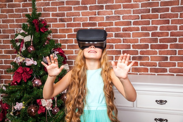 Meisje met virtual reality-headset op nieuwjaarsvakantie en geniet ervan.