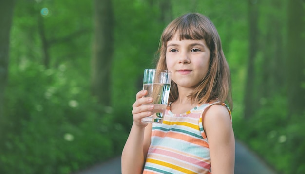 Meisje met water in een drinkglas