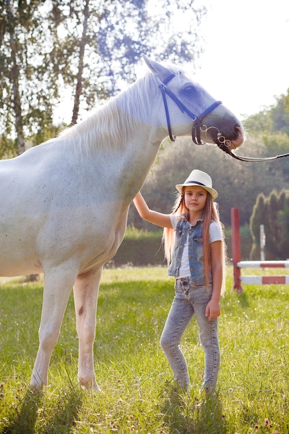meisje met wit paard