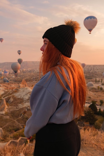 Meisje observeert heteluchtballonnen