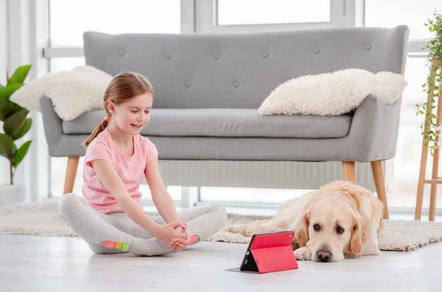 Meisje oefent online met hond