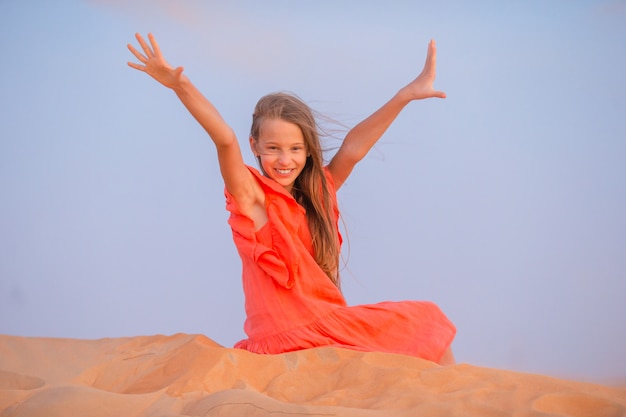 Meisje onder de duinen in de woestijn in de Verenigde Arabische Emiraten