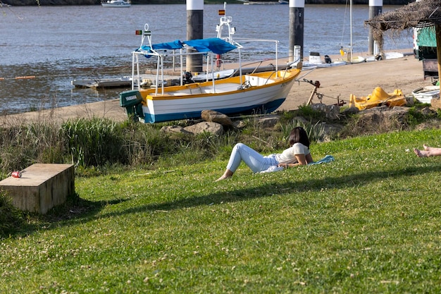 Meisje ontspannen staren naar de rivier