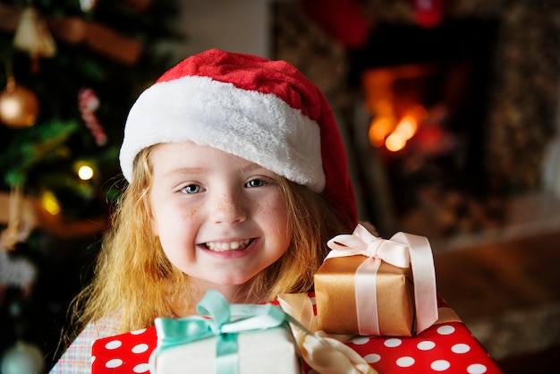 Meisje ontvangt kerstcadeautjes