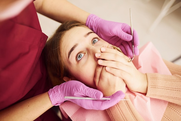 Meisje op bezoek bij tandarts in kliniek conceptie van stomatologie