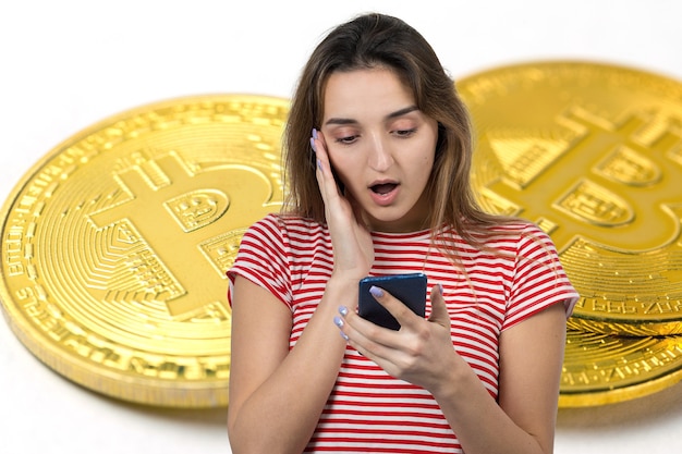 Meisje op de achtergrond van Bitcoin Nadenken over de peinzende uitdrukking van de vraag ziet er ongelovig uit