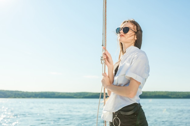 Meisje op de boeg van het jachtschip