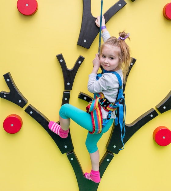 Meisje op de klimmuur van kinderen