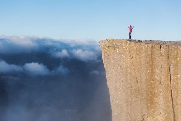 Foto meisje op de rots preikestolen noorwegen