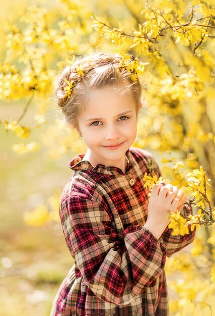 Meisje op een achtergrond van gele bloemen.